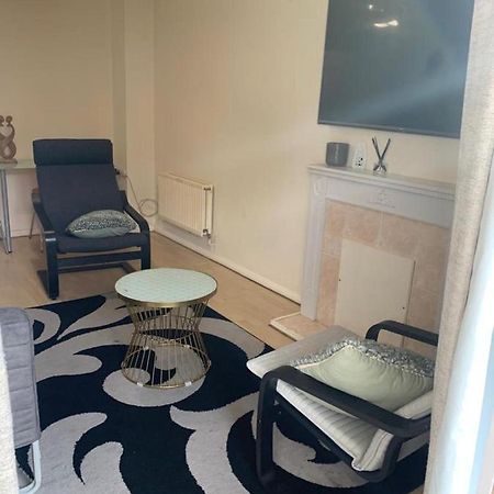 Charming 2-Bed House In London Villa Bagian luar foto