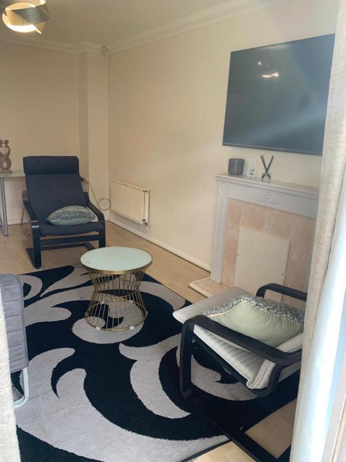 Charming 2-Bed House In London Villa Bagian luar foto