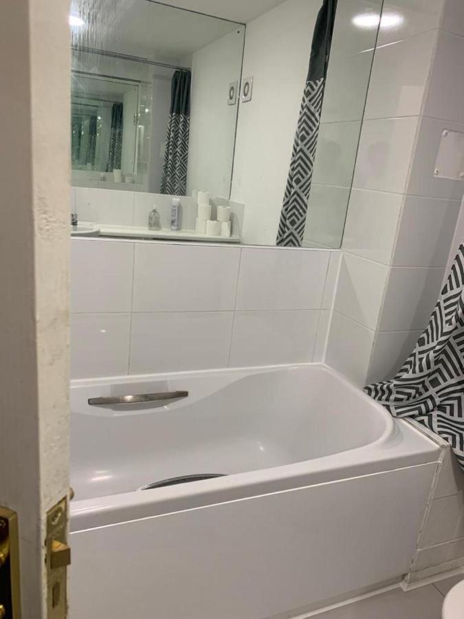 Charming 2-Bed House In London Villa Bagian luar foto